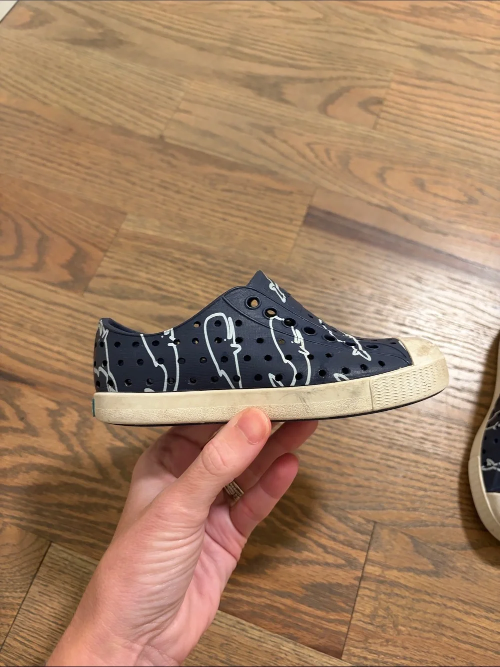 Native ack whale toddler size 9 shoes play condition